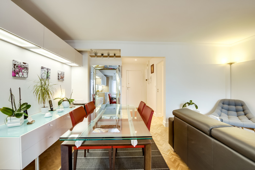 Aménagement d'une salle de séjour moderne de taille moyenne et ouverte avec un mur blanc, parquet clair, aucune cheminée, un téléviseur indépendant et un sol marron.