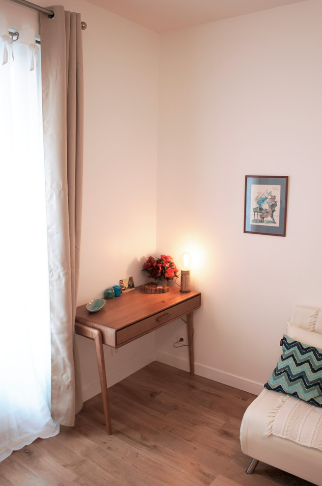 Esempio di un piccolo soggiorno scandinavo aperto con pareti bianche, parquet chiaro, nessun camino, TV a parete e pavimento beige