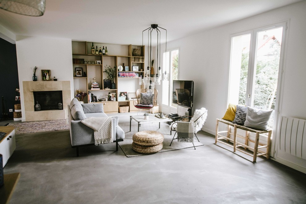 Aménagement d'une salle de séjour contemporaine avec sol en béton ciré et un sol gris.