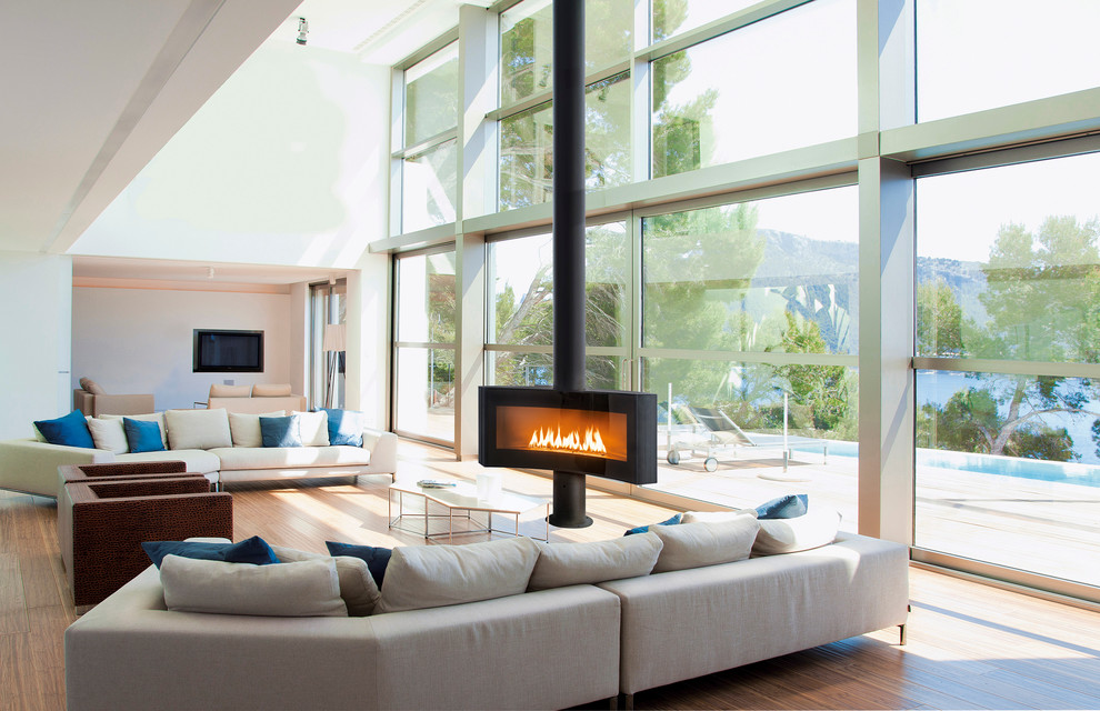 Foto di un grande soggiorno design aperto con pareti bianche, parquet chiaro, TV a parete e camino lineare Ribbon