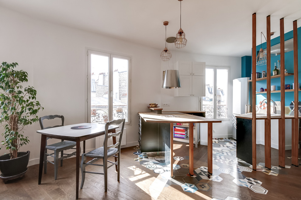 Mittelgroßes, Offenes Modernes Wohnzimmer mit braunem Holzboden und weißer Wandfarbe in Lille