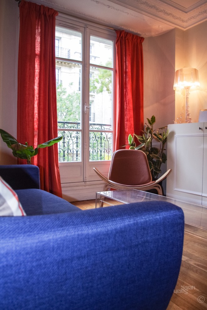Foto di un soggiorno bohémian di medie dimensioni e chiuso con pareti bianche, parquet chiaro e pavimento beige
