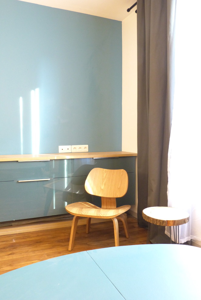 Diseño de sala de estar abierta urbana pequeña con paredes azules y suelo de madera en tonos medios