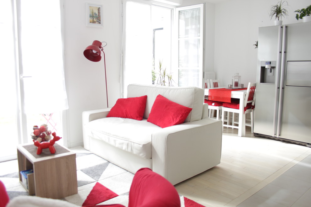 Réalisation d'une salle de séjour design de taille moyenne et ouverte avec un mur blanc, parquet peint et un sol beige.