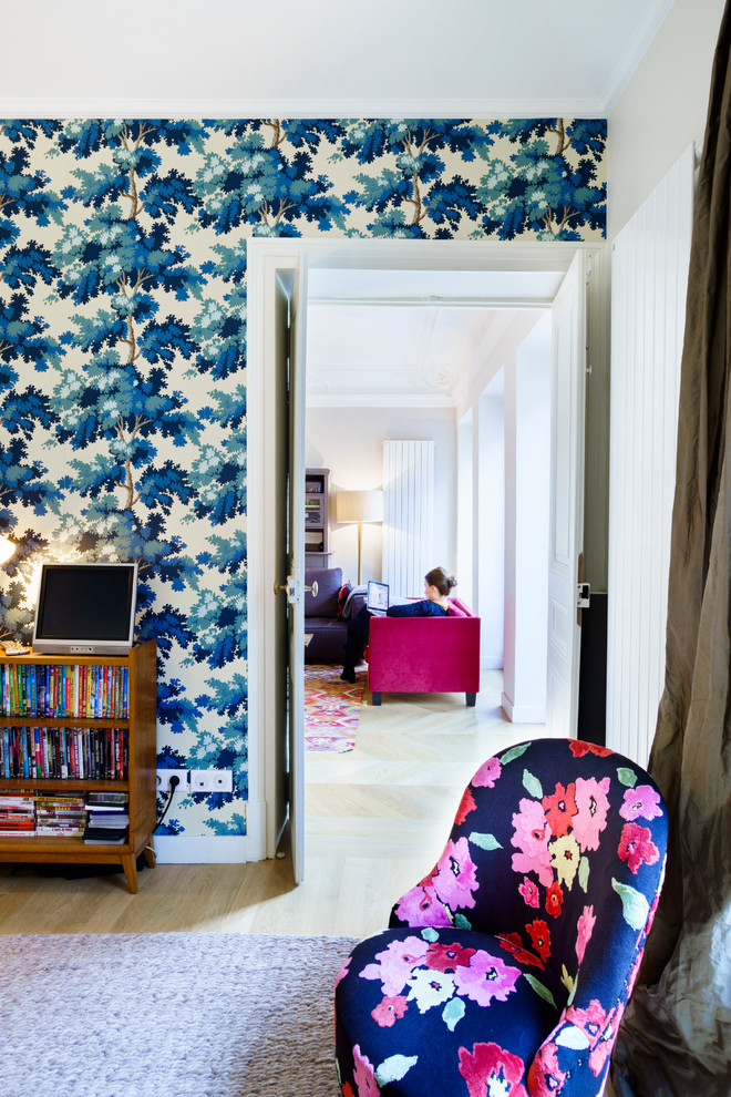 Ispirazione per un soggiorno design di medie dimensioni e chiuso con pareti multicolore, parquet chiaro e TV autoportante