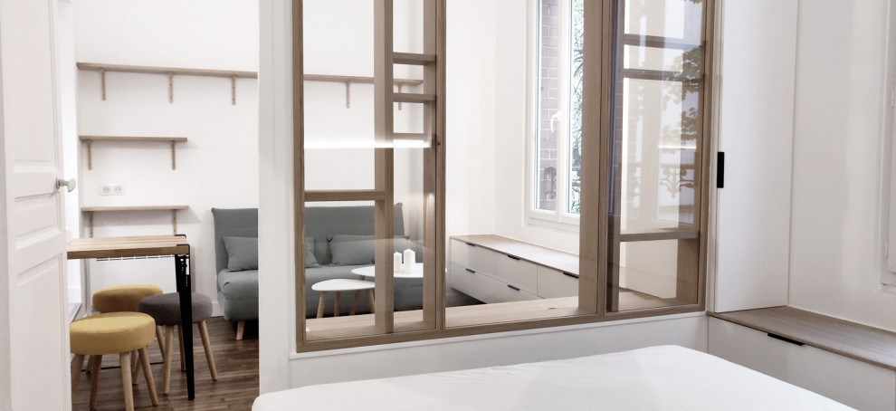 Kleines, Fernseherloses, Offenes Modernes Wohnzimmer mit Hausbar, weißer Wandfarbe, hellem Holzboden und braunem Boden in Paris