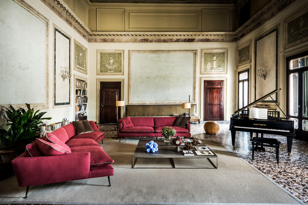 ディジョンにあるラグジュアリーな広いトランジショナルスタイルのおしゃれな独立型ファミリールーム (ミュージックルーム、ベージュの壁、テレビなし、赤いソファ) の写真