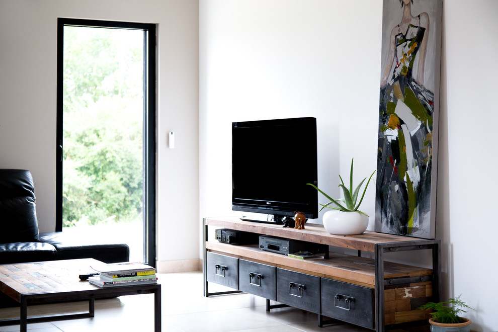 На фото: открытая гостиная комната среднего размера в современном стиле с разноцветными стенами и отдельно стоящим телевизором без камина с