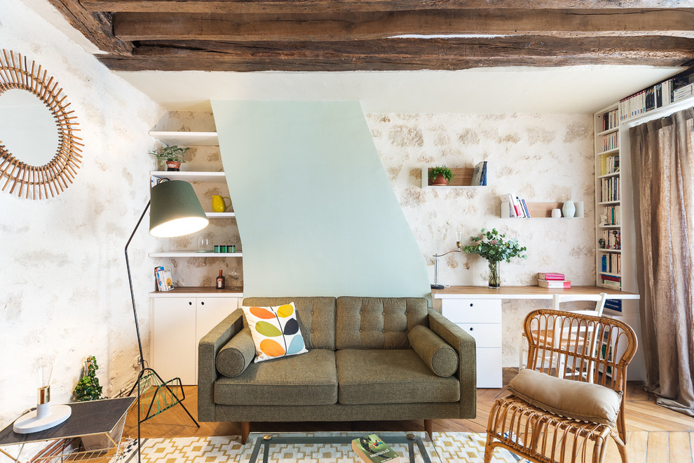 Mittelgroße, Fernseherlose, Abgetrennte Eklektische Bibliothek ohne Kamin mit blauer Wandfarbe und braunem Holzboden in Paris