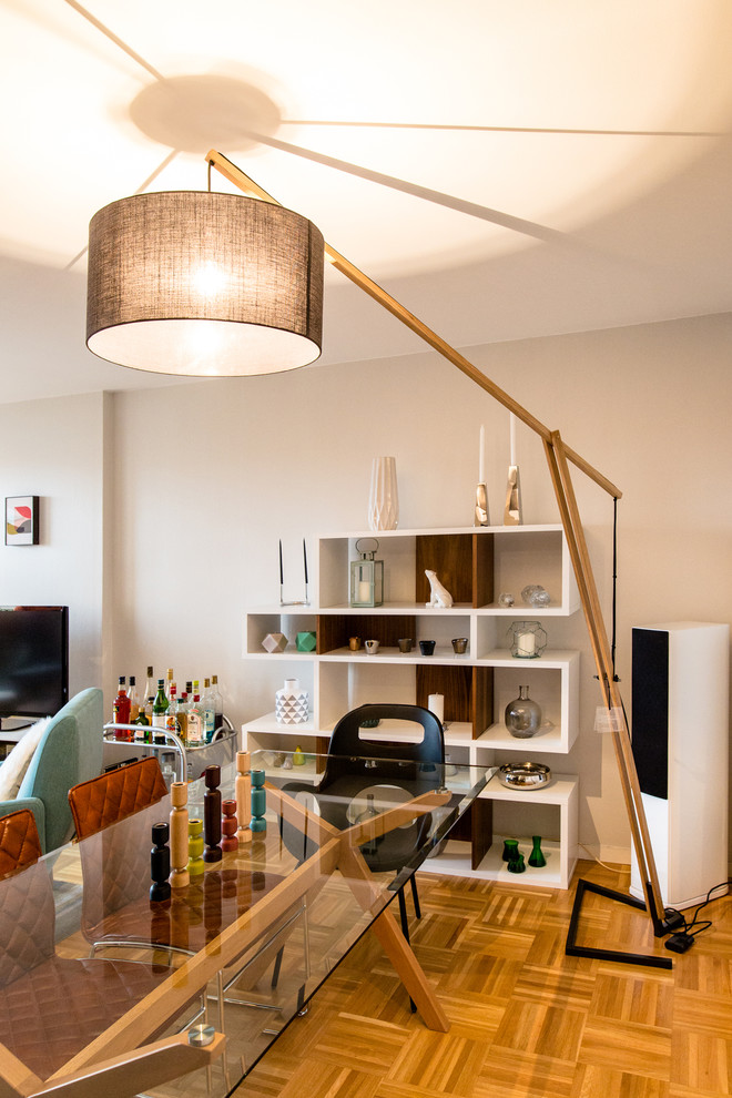 Modelo de sala de estar cerrada nórdica con paredes beige, suelo de madera clara, televisor independiente y suelo beige