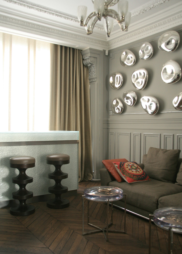 Diseño de sala de estar cerrada ecléctica de tamaño medio sin chimenea con paredes grises y suelo de madera en tonos medios