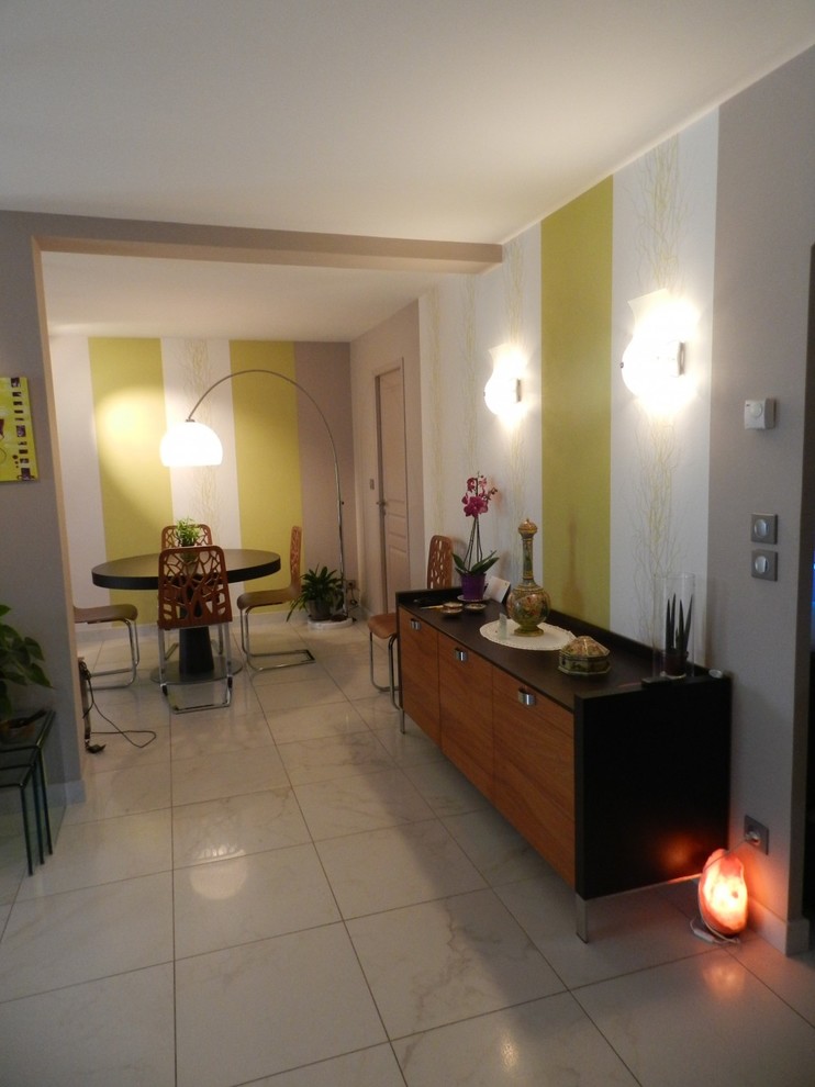 Fernseherloses, Offenes Modernes Wohnzimmer ohne Kamin mit beiger Wandfarbe und Keramikboden in Lyon