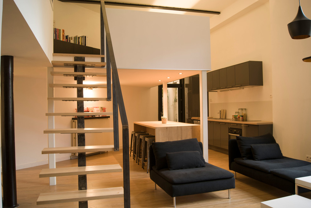 Diseño de sala de estar abierta contemporánea grande con paredes blancas y suelo de madera clara
