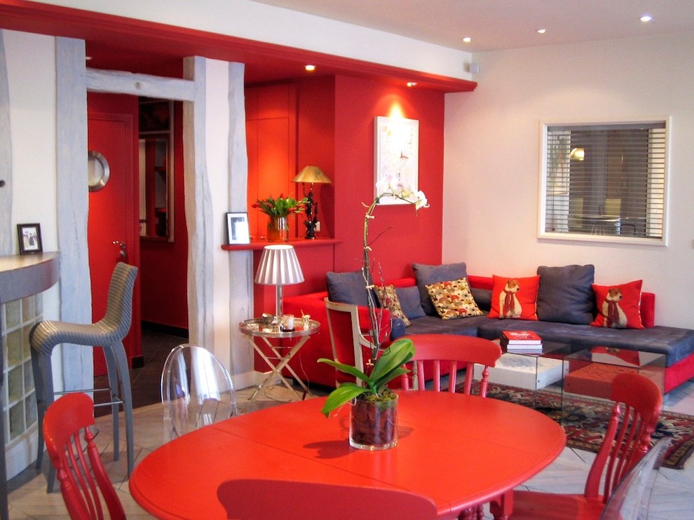 Пример оригинального дизайна: маленькая открытая гостиная комната в стиле фьюжн с домашним баром, серыми стенами, деревянным полом и серым полом без камина, телевизора для на участке и в саду