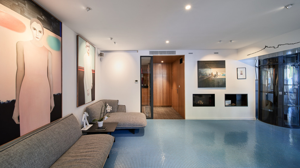 На фото: открытая гостиная комната среднего размера в стиле фьюжн с домашним баром, белыми стенами, полом из керамической плитки и синим полом без камина, телевизора