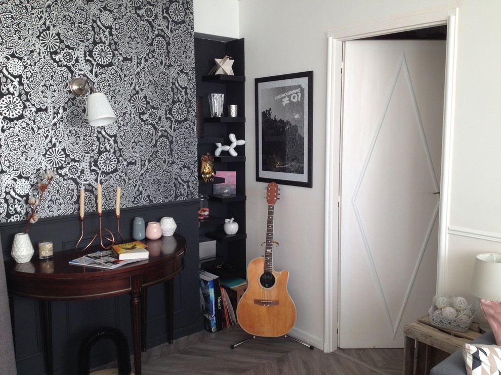 Kleines Nordisches Wohnzimmer ohne Kamin mit weißer Wandfarbe, Vinylboden und freistehendem TV in Paris
