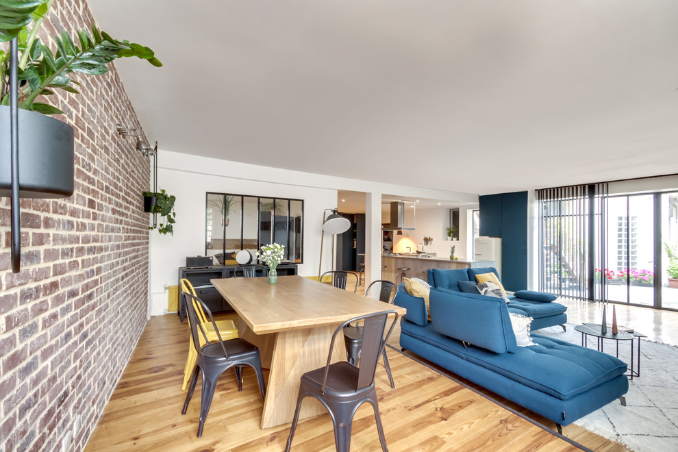 Стильный дизайн: открытая гостиная комната среднего размера в современном стиле с синими стенами и светлым паркетным полом - последний тренд