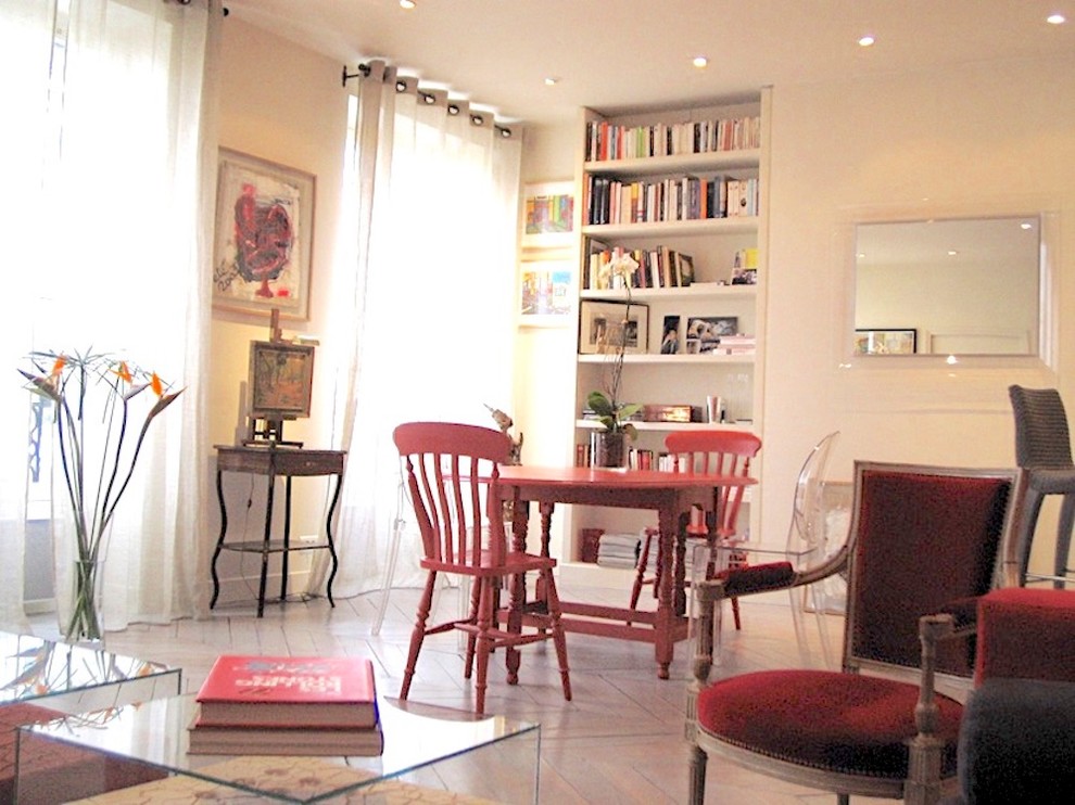 Imagen de sala de estar con barra de bar abierta bohemia de tamaño medio sin chimenea y televisor con paredes grises, suelo de madera pintada y suelo gris