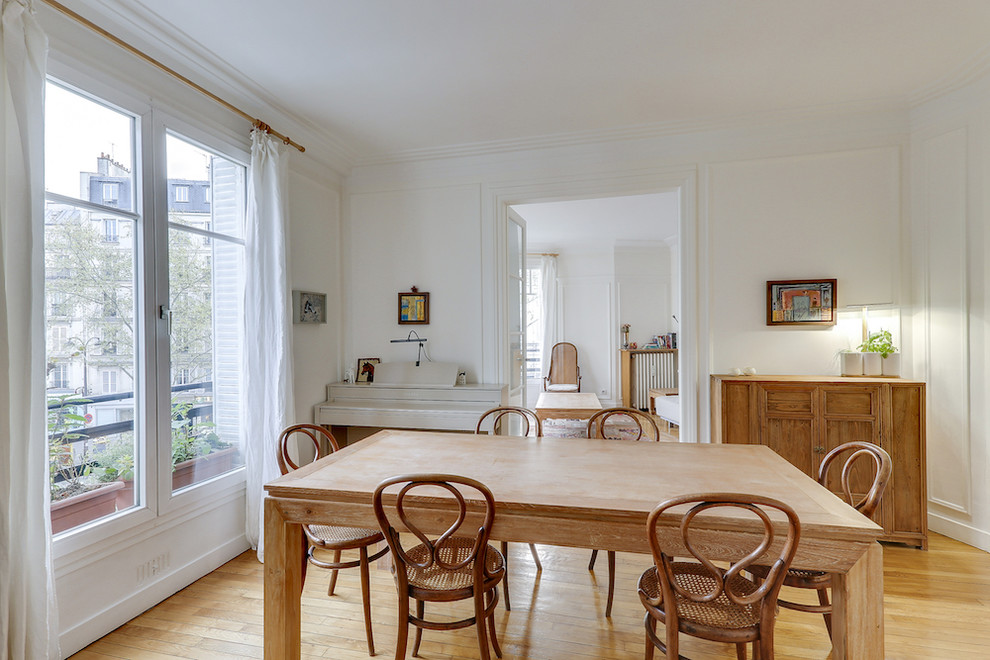 Cette image montre une petite salle à manger bohème avec un mur beige, parquet clair et aucune cheminée.