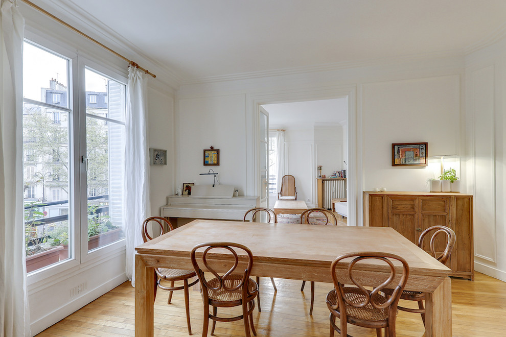 Kleines Stilmix Esszimmer ohne Kamin mit beiger Wandfarbe und hellem Holzboden in Paris