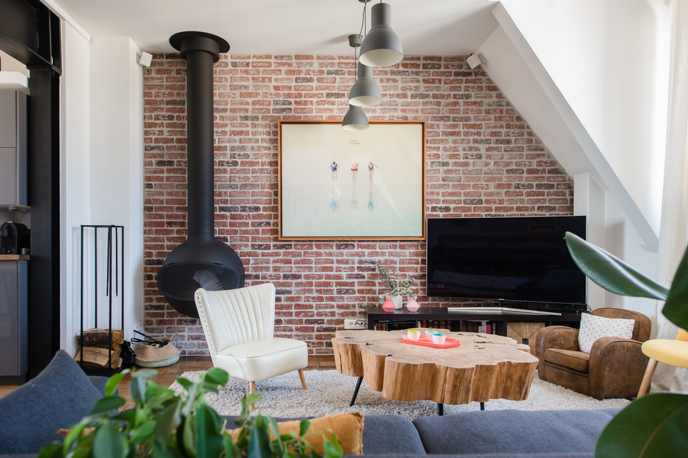 Imagen de sala de estar actual con paredes blancas, suelo de madera oscura, chimeneas suspendidas y marco de chimenea de metal