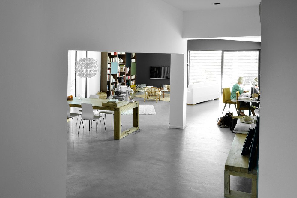 Idée de décoration pour une salle de séjour design ouverte avec un mur blanc, sol en béton ciré et un téléviseur indépendant.