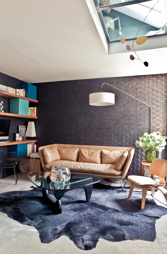 Imagen de sala de estar abierta actual de tamaño medio con paredes grises y suelo de cemento