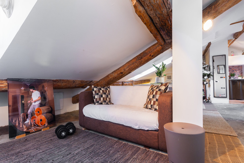 На фото: маленькая открытая гостиная комната в современном стиле с белыми стенами без камина, телевизора для на участке и в саду с