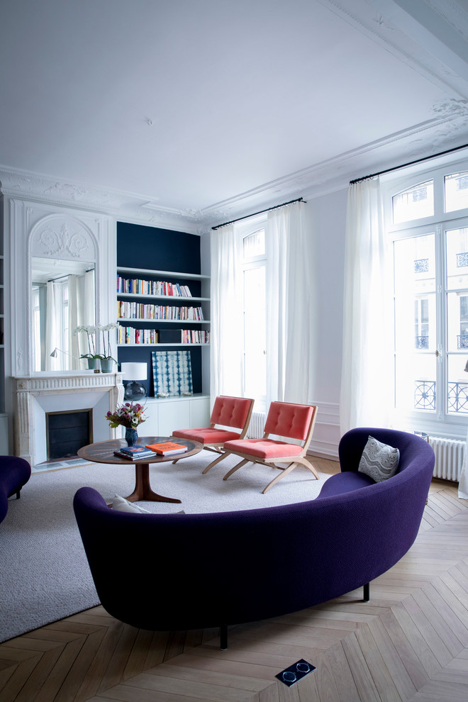 Foto di un soggiorno contemporaneo con pareti bianche, parquet chiaro, camino classico, pavimento beige e tappeto