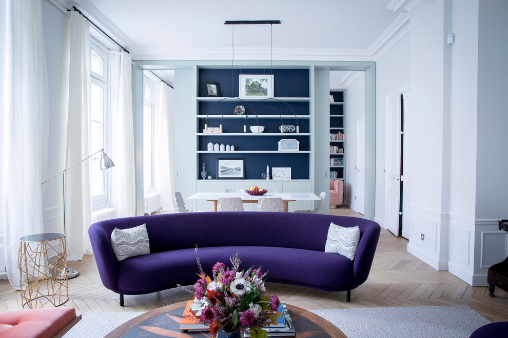 Стильный дизайн: гостиная комната в современном стиле с ковром на полу - последний тренд