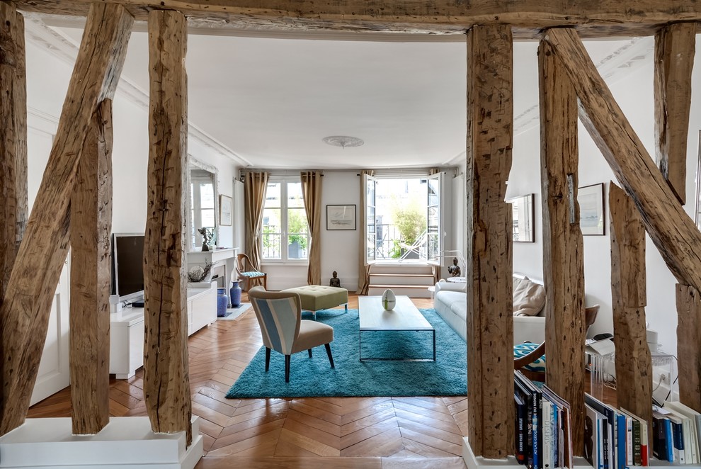 Cette photo montre une salle de séjour tendance de taille moyenne et ouverte avec un mur blanc, un sol en bois brun et un téléviseur indépendant.