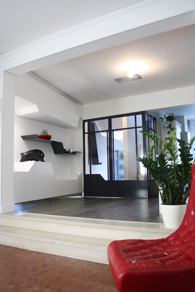 Inspiration pour une grande salle de séjour design ouverte avec un mur blanc, parquet foncé et un sol marron.