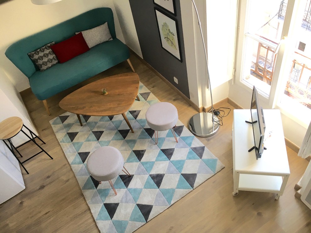 Imagen de sala de estar escandinava pequeña con paredes grises