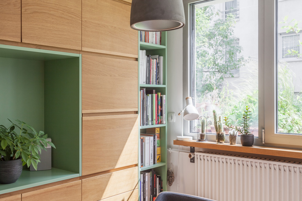 Modelo de sala de estar con biblioteca nórdica pequeña con paredes blancas y madera