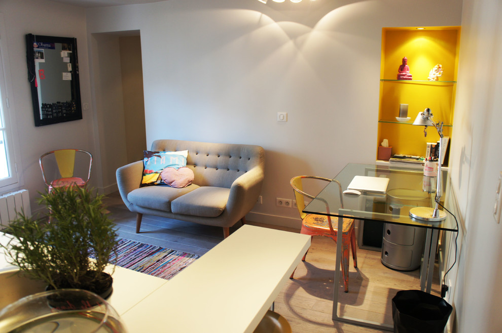 Kleines, Fernseherloses, Offenes Industrial Wohnzimmer mit gelber Wandfarbe, hellem Holzboden und braunem Boden in Paris