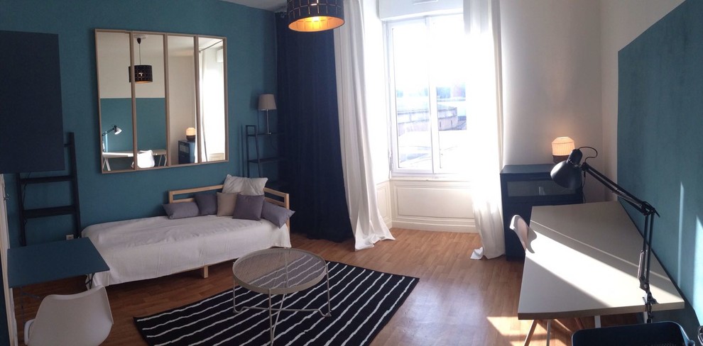 Aménagement d'une salle de séjour scandinave de taille moyenne et ouverte avec un mur multicolore, un sol en linoléum et un sol beige.