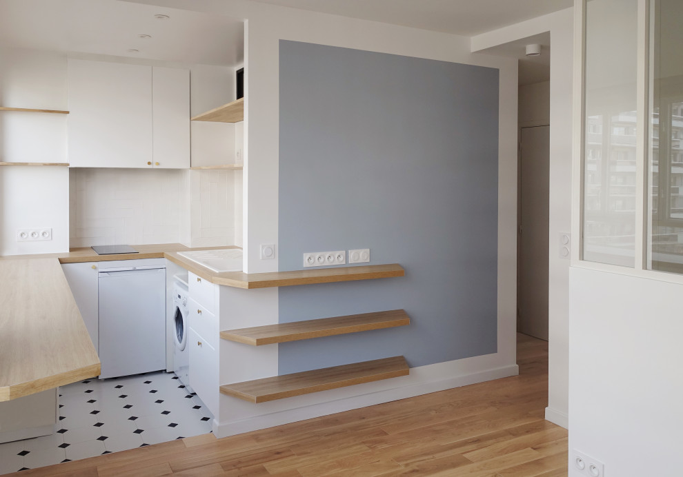 Exemple d'une petite salle de séjour tendance fermée avec un mur bleu et parquet clair.