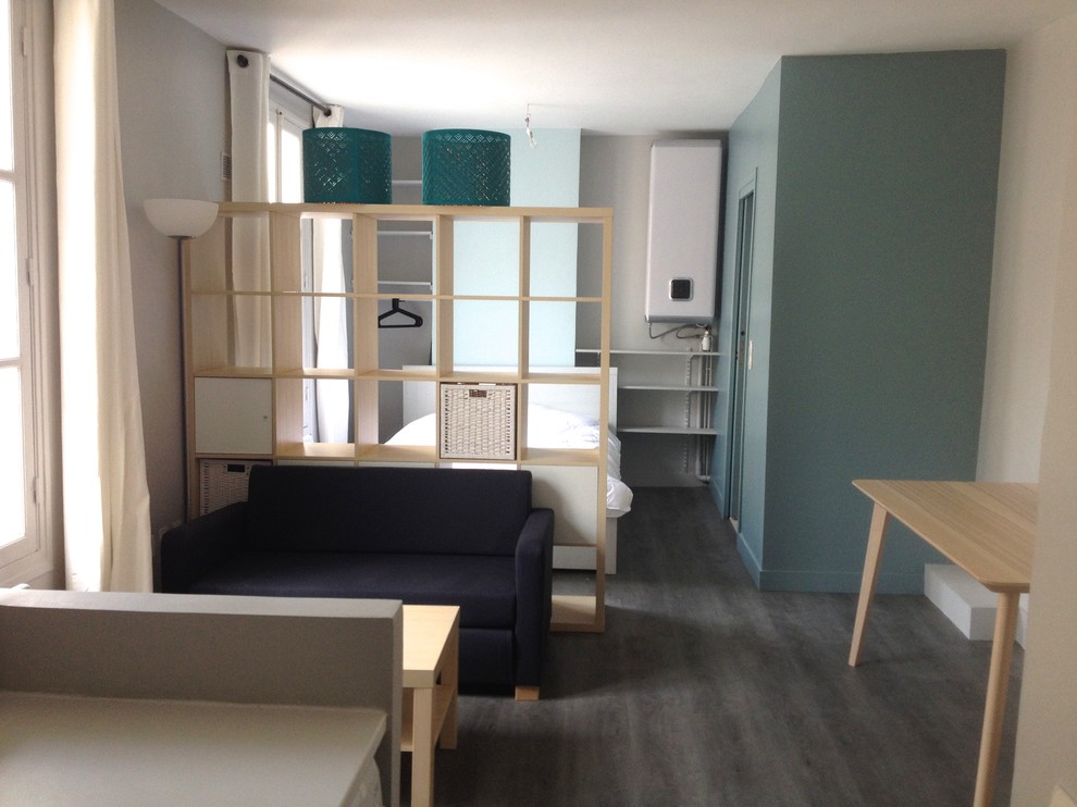 Foto di un piccolo soggiorno design aperto con pareti blu, pavimento in vinile, nessun camino, nessuna TV e pavimento grigio