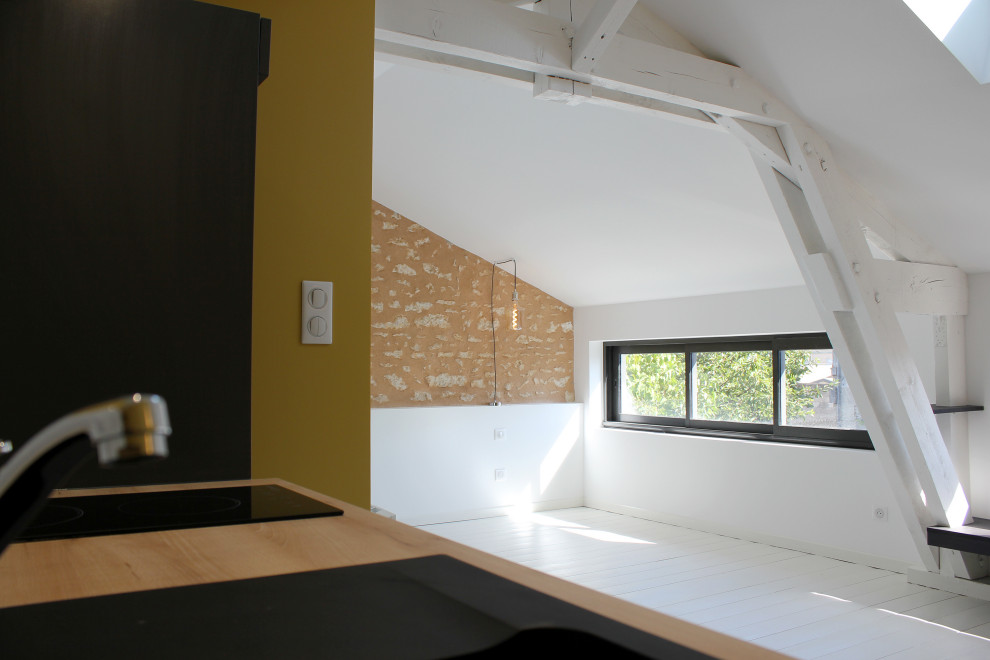 Идея дизайна: открытая гостиная комната среднего размера в стиле модернизм с желтыми стенами, деревянным полом, белым полом и балками на потолке