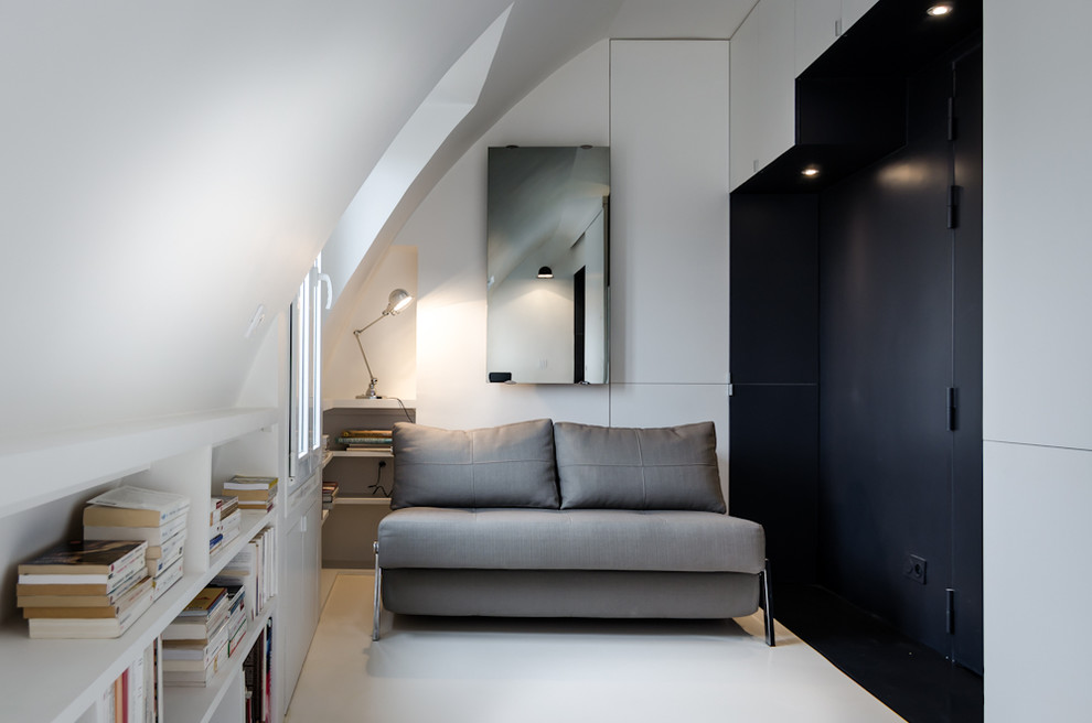 Свежая идея для дизайна: маленькая гостиная комната в скандинавском стиле с белыми стенами и светлым паркетным полом для на участке и в саду - отличное фото интерьера