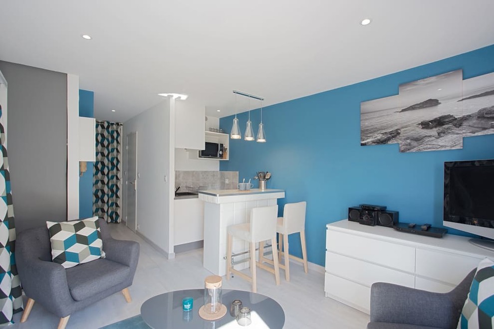 Foto di un piccolo soggiorno design aperto con pareti blu, pavimento in linoleum, nessun camino e TV autoportante