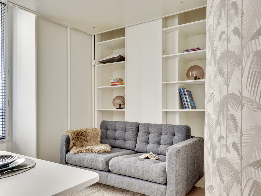 Esempio di un piccolo soggiorno design con TV a parete
