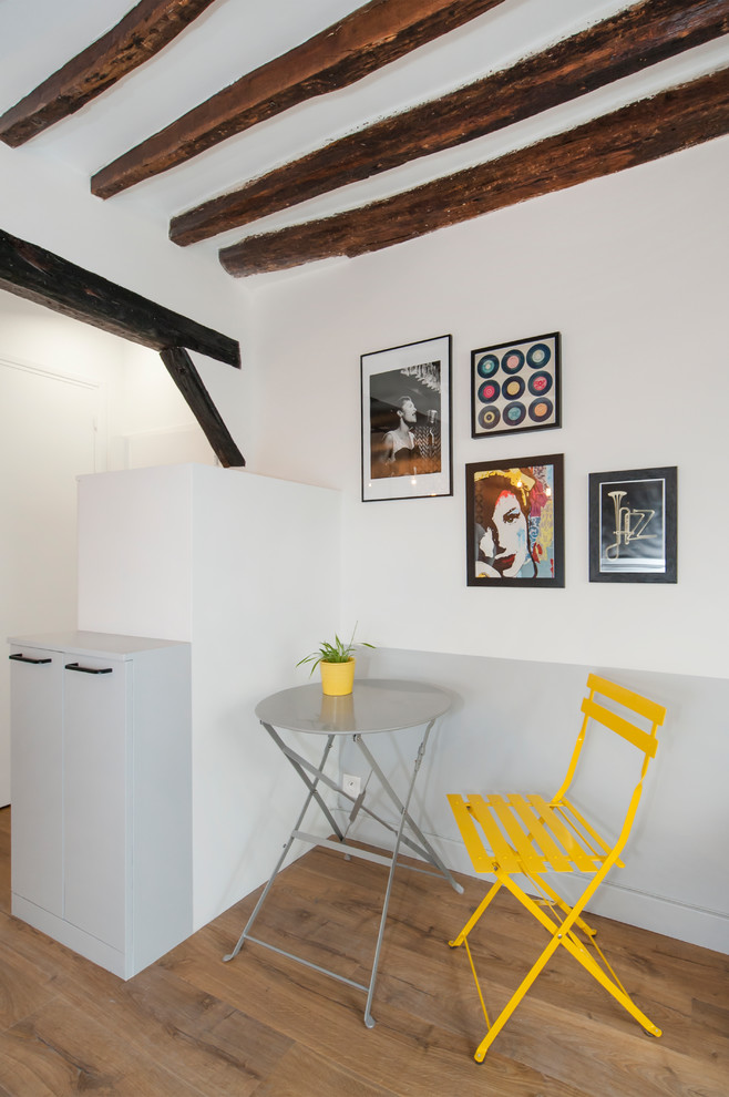 Mittelgroßes, Offenes Modernes Wohnzimmer mit bunten Wänden, braunem Holzboden, freistehendem TV und beigem Boden in Paris