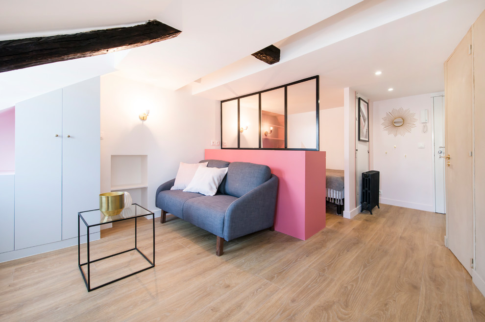 Réalisation d'une salle de séjour design de taille moyenne et ouverte avec un mur blanc, un sol en bois brun et un sol beige.