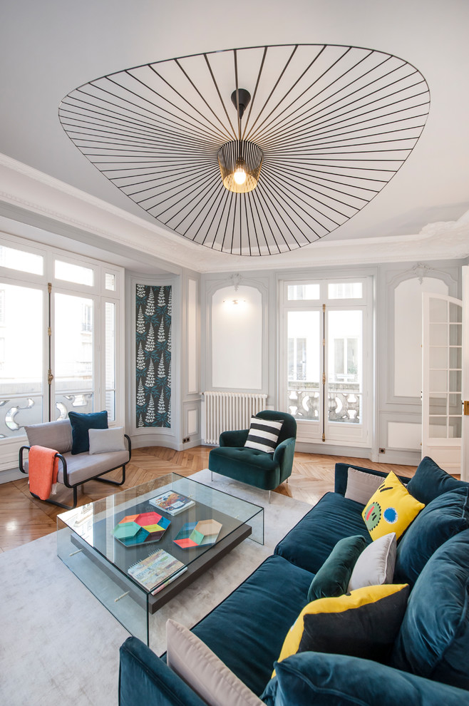 Mittelgroßes, Offenes Modernes Wohnzimmer mit weißer Wandfarbe, braunem Holzboden und beigem Boden in Paris
