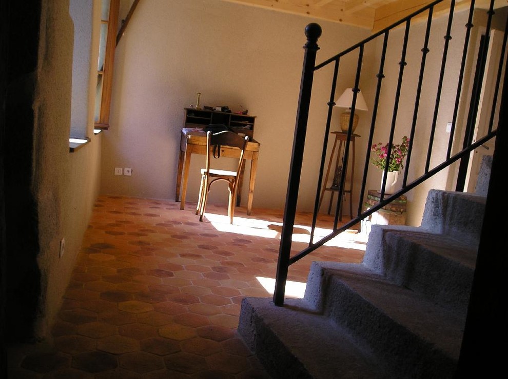 Пример оригинального дизайна: гостиная комната в классическом стиле с полом из терракотовой плитки и красным полом