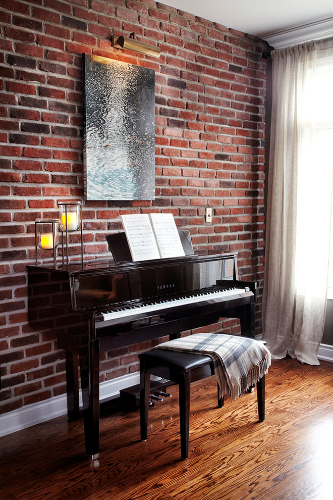 Exemple d'une petite salle de séjour chic ouverte avec une salle de musique, un mur rouge et un sol en bois brun.