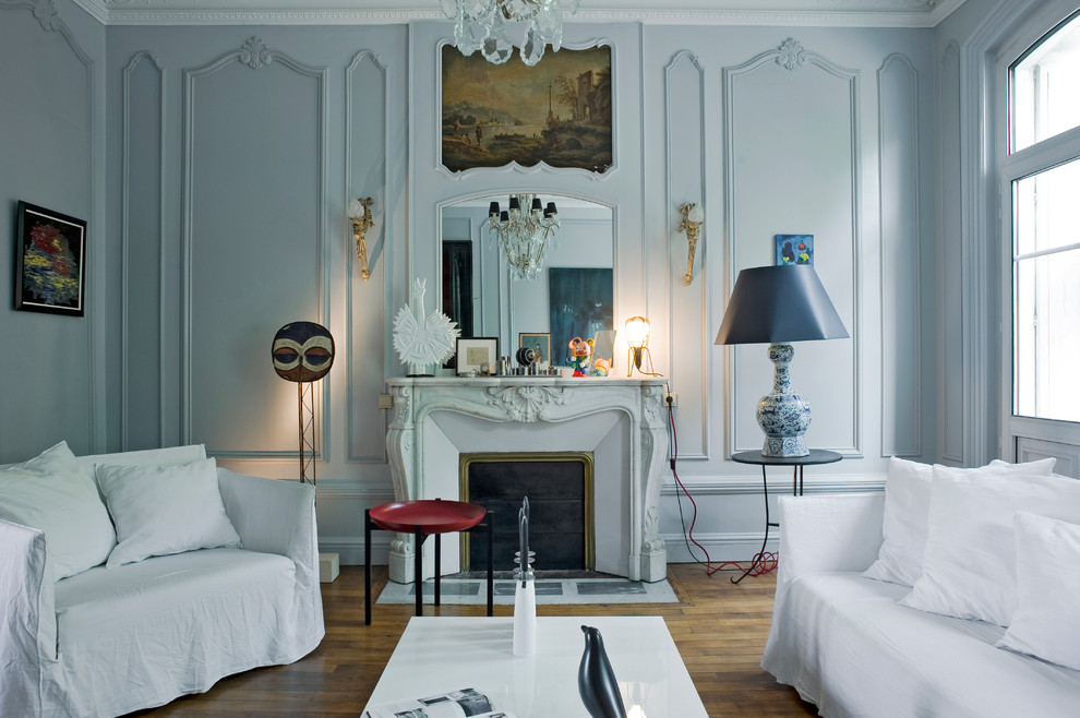 Example of an eclectic living room design in Paris