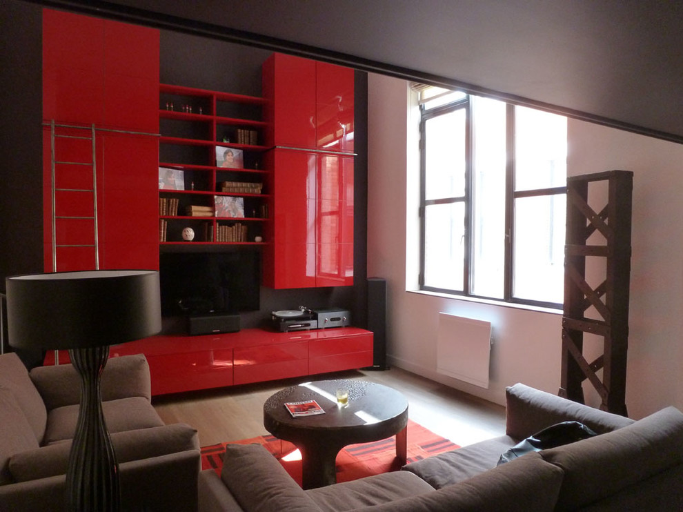 Cette photo montre une grande salle de séjour tendance ouverte avec un mur rouge, parquet clair et un téléviseur fixé au mur.