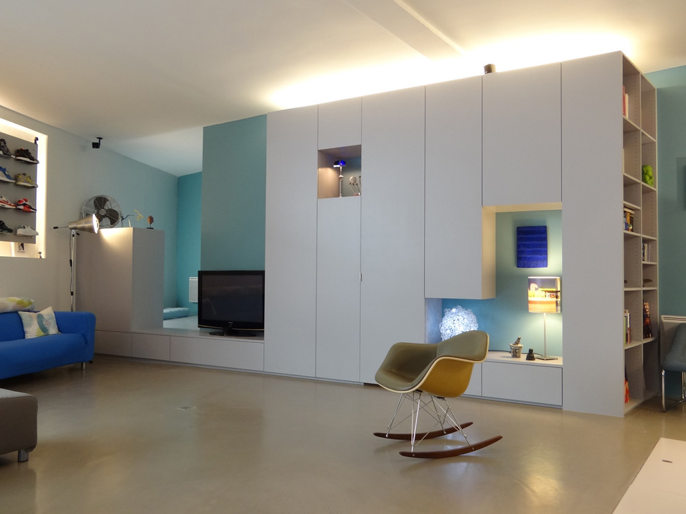 Geräumige, Offene Moderne Bibliothek mit blauer Wandfarbe, Betonboden und Multimediawand in Straßburg